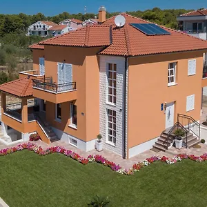 Suzana Biograd Na Moru